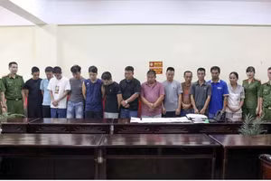 Nhóm người bị bắt tại cơ quan Công an.