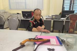 Đối tượng Bua cùng tang vật tại cơ quan Công an.