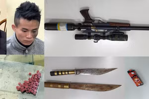 Hai đối tượng cùng tang vật tại cơ quan Công an.