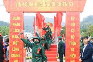 Các tân binh lên đường nhập ngũ.