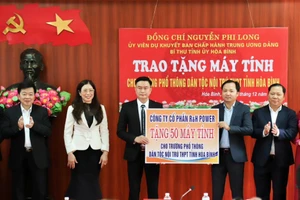 Trao tặng 50 máy tính cho Trường PTDTNT THPT tỉnh Hòa Bình.