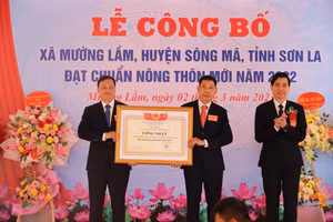 Ông Hoàng Quốc Khánh (bên phải) trao Công nhận xã Mường Lầm đạt chuẩn nông thôn mới.