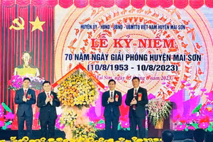 Chủ tịch UBND tỉnh Sơn La tặng hoa chúc mừng huyện Mai Sơn.