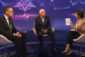 Người dẫn chương trình Sandra Maischberger với ông Oskar Lafontaine (giữa) và ông Roderich Kiesewetter trong cuộc phỏng vấn