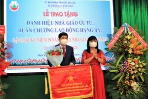 Tặng Cờ của Bộ GD&ĐT cho Sở GD&ĐT.