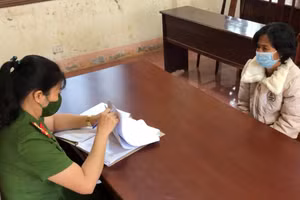 Một đối tượng trong nhóm đánh bạc tại Cơ quan CSĐT.