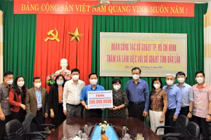 gành GD TP HCM trao tặng 200 triệu đồng hỗ trợ nhà giáo, người lao động có hoàn cảnh khó khăn của tỉnh Đắk Lắk.