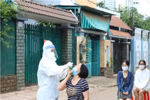 Lực lượng chức năng lấy mẫu xét nghiệm cho người dân tại TP Buôn Ma Thuột.