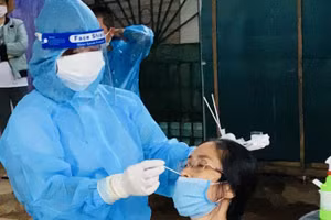 Lực lượng chức năng lấy mẫu xét nghiệm cho người dân.