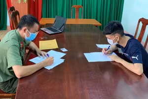 H.S.N. (SN 1999) làm việc với Cơ quan Công an.