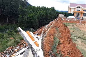 Tường rào THCS Võ Nguyên Giáp, huyện M"Đrắk bị sập, đỗ.