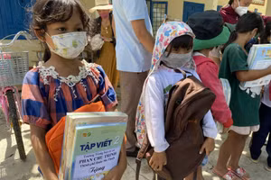 Niềm vui nhận sách, vở của học sinh nghèo ở huyện Krông Bông