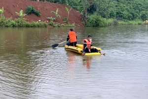 Lực lượng chức năng tìm kiếm 2 cháu bé.