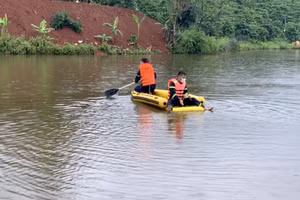 Lực lượng chức năng tìm kiếm 2 cháu bé.