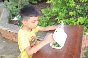 Học sinh yên tâm ở ở lại trường để cách ly y tế.