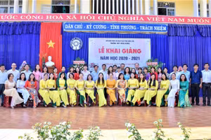 Tập thể Hội đồng Sư phạm Trường THPT Hùng Vương