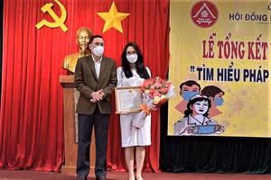 Phó chủ tịch UBND tỉnh Võ Văn Cảnh trao giải tập thể cho Sở GD&ĐT