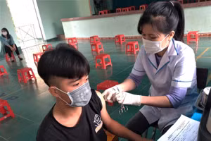 Học sinh M"Drắk tiêm vắc-xin.