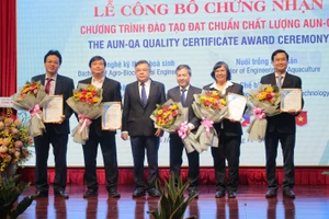 Đại diện 4 khoa có 4 chương trình đạt chuẩn AUN-QA nhận giấy chứng nhận.