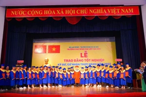 Các tân khoa Trường Cao đẳng Đại Việt Sài Gòn trong ngày vui tốt nghiệp.