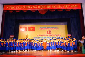 Các tân khoa Trường Cao đẳng Đại Việt Sài Gòn trong ngày vui tốt nghiệp.