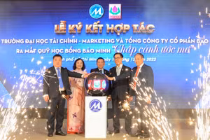 Đại diện Ban giám hiệu UFM và Tổng công ty CP Bảo Minh ấn nút ra mắt Quỹ học bổng Bảo Minh.