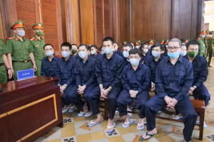 Nguyễn Thái Luyện và đồng phạm tại tòa.