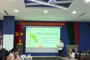 Nhóm Dấu chân xanh trình bày ý tưởng trước ban giám khảo tại vòng chung kết.