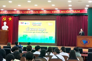 PGS.TS Lê Văn Cảnh, Phó hiệu trưởng Trường ĐH Quốc tế phát biểu tại lễ khai mạc.