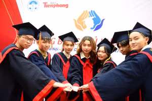 Thủ khoa các trường đại học vinh dự nhận học bổng Nâng bước thủ khoa năm 2022.