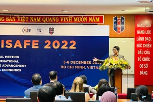 Một diễn giả trình bày tham luận tại hội thảo ISAFE 2022.