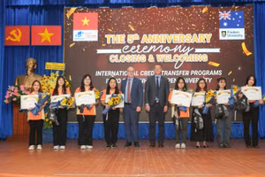 Ban giám hiệu Trường ĐH Flinders trao chứng thư và học bổng cho sinh viên chuẩn bị học tiếp giai đoạn 2 bên Úc. 