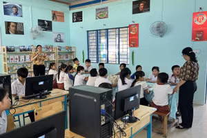 Học sinh điểm trường Suối Tượng, Trường THCS Mã Đà, tỉnh Đồng Nai vui mừng khi có máy tính mới để học.