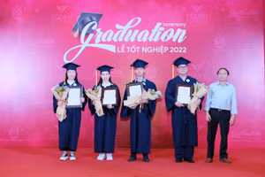 Các tân khoa có thành tích học tập xuất sắc.