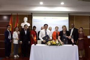 Ban giám hiệu của ĐH Andrews và ĐH Quốc tế, ĐHQG TPHCM ký kết hợp tác.