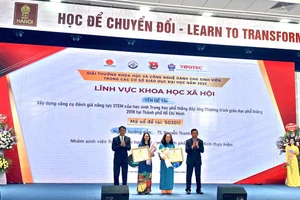 Nhóm sinh viên Trường ĐH Sư phạm TPHCM vinh dự nhận giải Nhất cuộc thi.