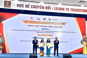 Nhóm sinh viên Trường ĐH Sư phạm TPHCM vinh dự nhận giải Nhất cuộc thi.