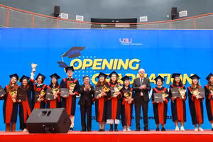 Các tân thạc sĩ, cử nhân trong ngày vui tốt nghiệp.