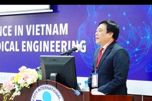 PGS.TS Trần Tiến Khoa, Hiệu trưởng Trường ĐH Quốc tế, ĐHQG TPHCM phát biểu tại hội thảo.