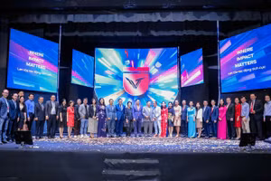 Đại diện nhà trường và khách mời tại lễ công bố bộ nhận diện mới.