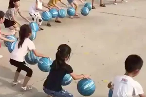 Ý kiến trái chiều xung quanh clip trẻ mẫu giáo nảy bóng với hàng chục triệu lượt xem