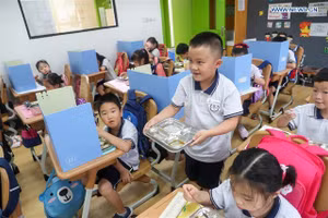 Một HS ở Thượng Hải ăn hết phần ăn của mình.