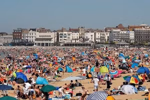 Người Anh tấp nập tắm biển trong bối cảnh dịch Covid-19 hoành hành hồi tháng 6.