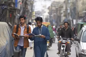 SV Pakistan ôn bài trên đường phố