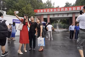 Tân SV chụp ảnh với cha mẹ khi tới trường ĐH