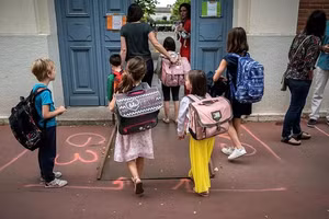 HS Pháp quay lại lớp học