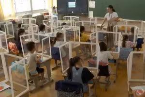 Trẻ em Nhật Bản ngồi trong lớp học