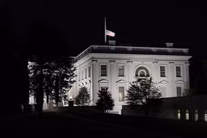 Hình ảnh lá cờ được treo ở Nhà trắng sau cái chết của Thẩm phán Ginsburg