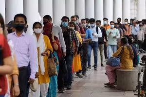 Người dân Ấn Độ đeo khẩu trang khi xếp hàng 