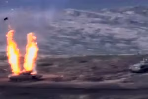 Hình ảnh của Bộ Quốc phòng Armenia đưa ra cho thấy sự phá hủy các phương tiện quân sự của Azerbaijan trong các cuộc đụng độ giữa Armenia và Azerbaijan ở khu vực ly khai Nagorno-Karabakh. - (Ảnh: AFP / Bộ Quốc phòng Armenia)